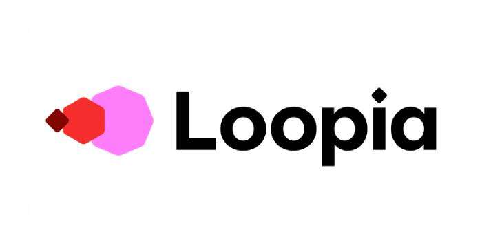 Loopias logotyp består av ordet Loopia i feta svarta bokstäver bredvid tre geometriska former i rött och rosa, ordnade i en rad från små till stora på en vit bakgrund.