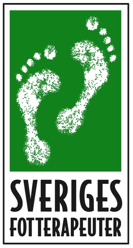 En logotyp med två vita, prickiga fotavtryck på en grön bakgrund ovanför texten Sveriges Fotterapeuter i feta, svarta bokstäver, som symboliserar trygghet och professionalism from svensk personal.