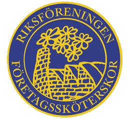 Ett cirkelformat blågult emblem med den svenska texten "Riksföreningen Företagssköterskor". I mitten finns en stiliserad mur, blommor och blad som symboliserar stöd och trygghet för medlemmarna.
